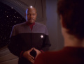 Sisko bittet Kira dafür zu sorgen, dass ihre Beziehung zu Bareil nicht zu einem Problem wird.jpg