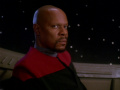 Sisko macht Worf klar, dass er keine Beihilfe zum Selbstmord duldet.jpg
