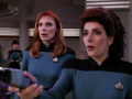 Troi hält einen Romulaner mit einem Phaser in Schach.jpg