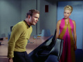 Janet Wallace spricht mit Captain Kirk.jpg