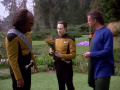 Worf bringt Data Ferengi-Blumen.jpg