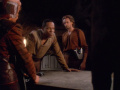 Sisko diskutiert mit den Rebellen das weitere Vorgehen.jpg