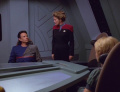 Janeway und Kes verhandeln mit Tanis.jpg