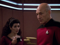 Picard und Troi diskutieren über Gentechnik.jpg