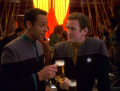 O'Brien und Bashir trinken Bier.jpg
