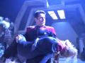 Chakotay trägt Janeway auf dem Shuttle.jpg