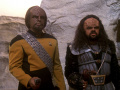Worf und Nu'Daq auf dem zweiten Planeten des Vilmoran-Systems.jpg