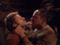 Sisko weist Bashir in seine Schranken.jpg
