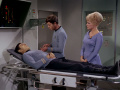 McCoy behandelt Spock zum Schein.jpg