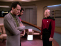 Q versichert Picard, dass er mit dem Absturz des Mondes nichts zu tun hat.jpg