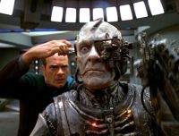 Der Doktor untersucht einen Borg.jpg