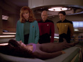 Dr. Crusher behandel Troi auf der Krankenstation.jpg