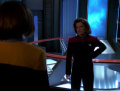 Janeway erkundigt sich wegen des Warpkerns.jpg