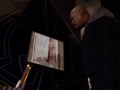 Sisko analysiert das Bild von B'hala.jpg
