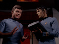 McCoy informiert Spock, dass er ein Mittel gegen die elasianischen Tränen gefunden hat.jpg