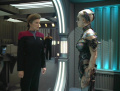Janeway spricht mit Seven in der Arrestzelle.jpg