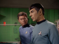 Spock erkennt, dass sie das Summen mit auf die Enterprise gebracht haben.jpg