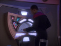 Sisko bestellt sich etwas am Replikator.jpg