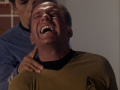 Spock wendet seinen Nackengriff an.jpg