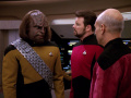 Worf informiert Picard, dass Gowron klingonische Geschichte umgeschrieben hat.jpg