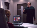 Der Doktor präsentiert Janeway ein Heilverfahren für Zimmerman.jpg