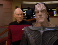 Picard appelliert an Evek nicht den Weg des Krieges zu beschreiten.jpg
