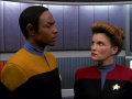 Tuvok berichtet Janeway von seinem Verdacht, dass ein Verräter an Bord ist.jpg