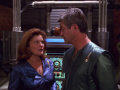 Jaffen hilft Janeway mit ihrer Konsole.jpg