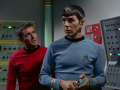 Scott und Spock besprechen die Reparatur des Energieflusses.jpg