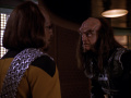 Worf berichtet Gowron, dass Duras ein Verräter war.jpg