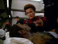 Janeway trifft im Kasino auf den schwer verletzten Tuvok.jpg