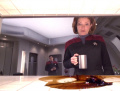 Janeway wird Zeugin einer Replikatorfehlfunktion.jpg
