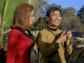 Sulu zeigt den anderen stolz den Revolver, den er gefunden hat.jpg