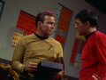 Kirk und Scott diskutieren im Maschinenraum.jpg