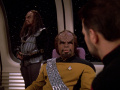 Worf stellt K'mtar den Offizieren vor.jpg