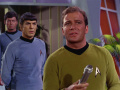 Kirk spricht mit einem Universalübersetzer mit dem Companion.jpg