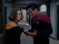 Chakotay befiehlt Torres das Kommando auf der Voyager zu übernehmen.jpg