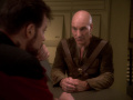 Picard erklärt Riker, wie er auf das Schiff kam.jpg
