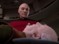 Picard ist bei Galen als er stirbt.jpg