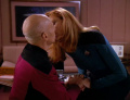Picard und Crusher küssen sich.jpg