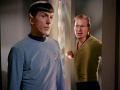 Spiegel-Kirk versucht Spock zu bestechen.jpg