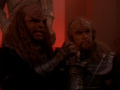 Worf nimmt Klingonen Emitter ab.jpg