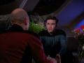 Picard unterhält sich beim Tee mit Simon Tarses.jpg