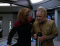 Janeway nimmt Neelix zur Seite.jpg