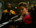 Janeway und Tuvok befreien Kim und Paris.jpg