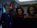 Seven und Torres informieren Janeway und Jipeq über die Parasiten.jpg