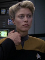 Blondes Besatzungsmitglied erhält Injektion Krankenstation Voyager 2376.jpg