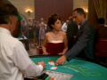 Frankie hilft Kira beim Blackjack.jpg