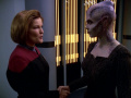 Janeway begrüßt Jhet'leya in der Crew.jpg