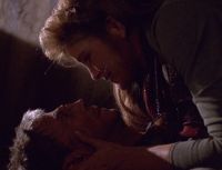 Caylem stirbt in den Armen von Janeway.jpg